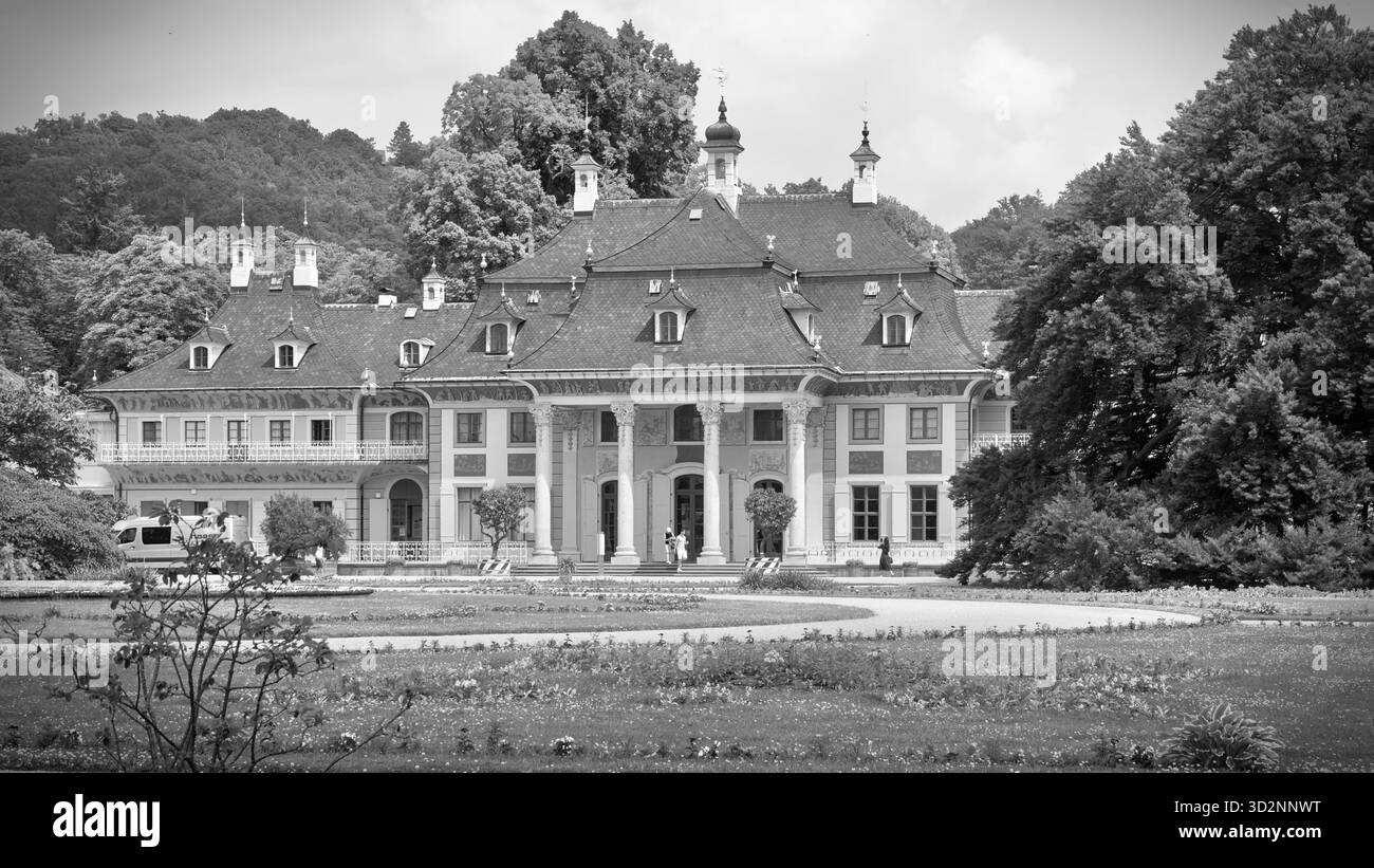 Schwarz-weiß-Blick auf Schloss Pillnitz bei Dresden mit eleganter historischer Architektur und Flusslage. Stockfoto