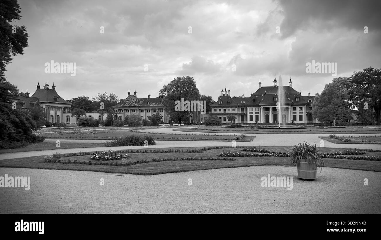 Schwarz-weiß-Blick auf Schloss Pillnitz bei Dresden mit eleganter historischer Architektur und Flusslage. Stockfoto