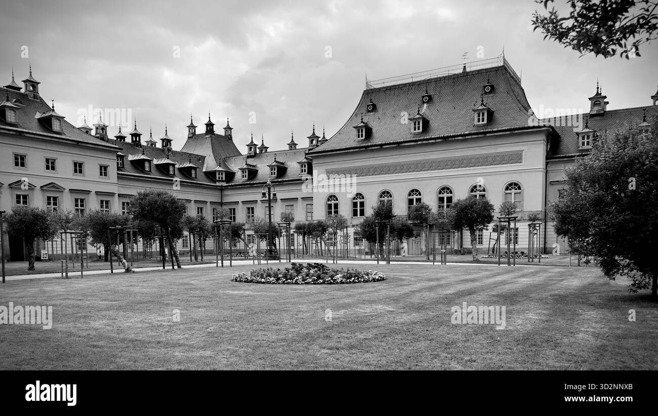 Schwarz-weiß-Blick auf Schloss Pillnitz bei Dresden mit eleganter historischer Architektur und Flusslage. Stockfoto