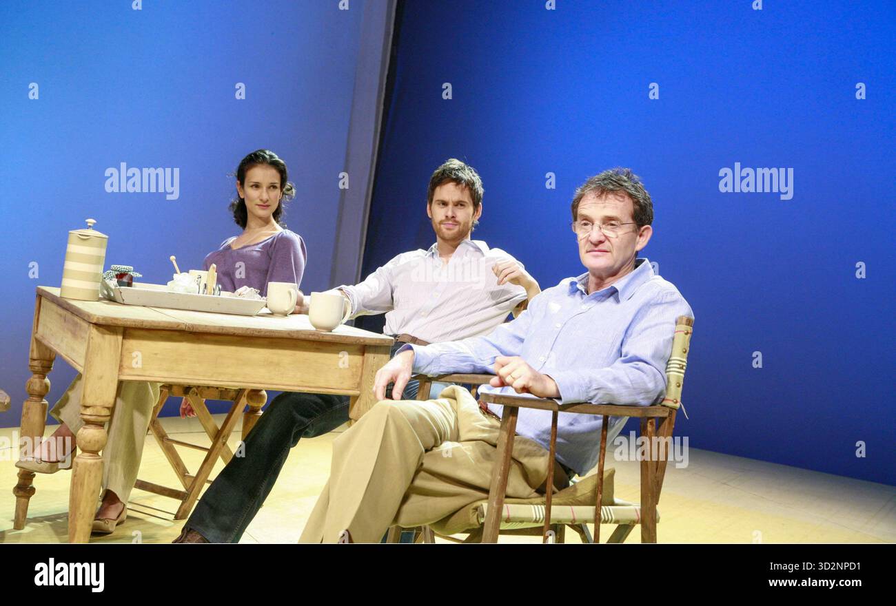 l-r: Indira Varma (Nadia Blye), Tom Riley (Philip Lucas), Anton Lesser (Oliver Lucas)) in THE VERTIKAL HOUR von David Hare im Jerwood Theatre Downstairs, Royal Court Theatre, London SW1 22/01/2008 Design: Mike Britton Beleuchtung: Howard Harrison Regie: Jeremy Herrin Stockfoto