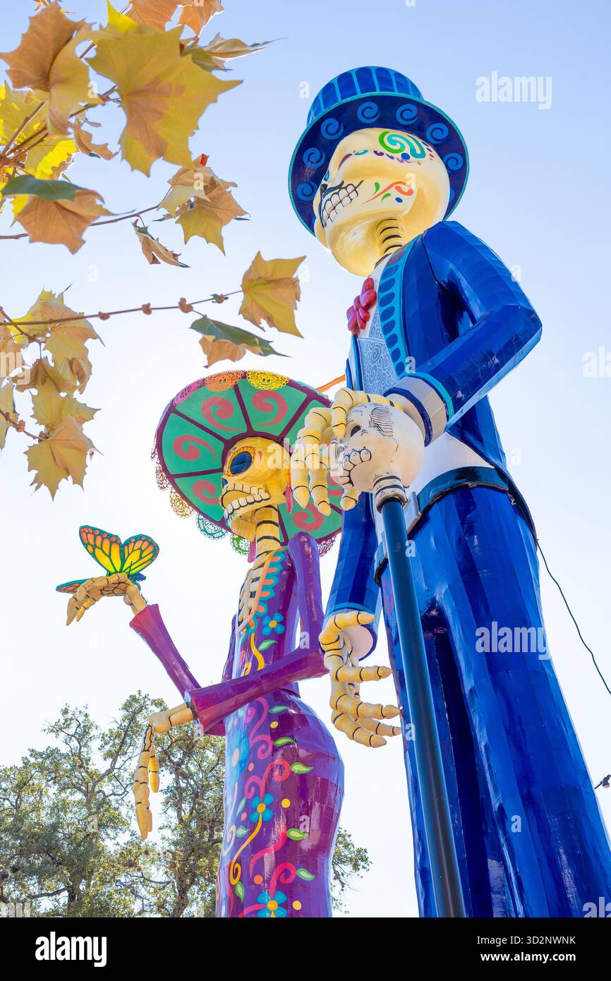 Oktober 2025. La Catrina und El Catrin, 38 m hohe Statuen, die größte Catrin/AS in den Vereinigten Staaten, von den mexikanischen Künstlern Jesus und Amauri S. Stockfoto