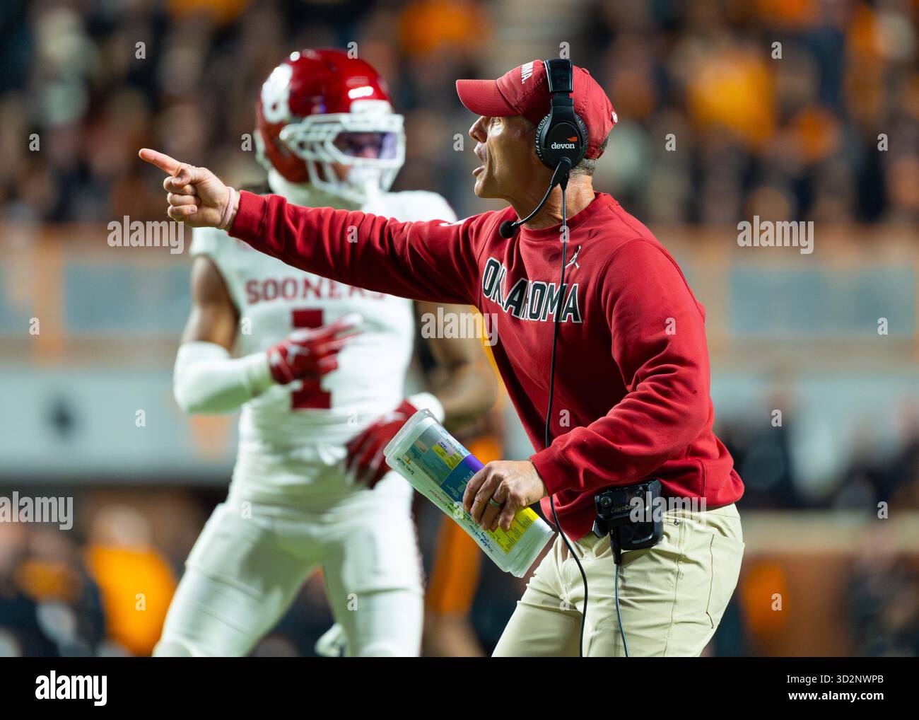 1. November 2025: Brent Venables von den Oklahoma Sooners während des NCAA-Fußballspiels zwischen den University of Tennessee Volunteers und der University of Oklahoma Sooners im Neyland Stadium, Knoxville, TN Tim Gangloff/CSM Stockfoto