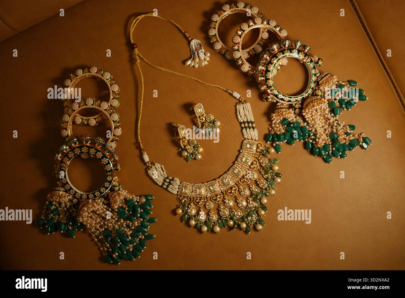 Elegantes traditionelles Indisches Braut-Polki-Schmuckset mit einer atemberaubenden Choker-Halskette, passenden Ohrringen und Armreifen Stockfoto