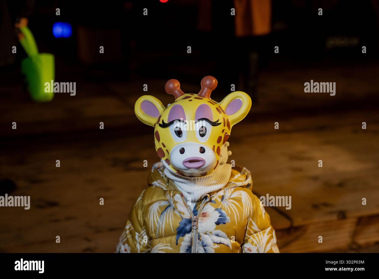 Ein Kind mit Giraffen-Maske repräsentiert Fantasie, Kreativität und Fantasie von Kindheitsmomenten, die Kostümspiel, Wärme und freudige Neugier in Coz miteinander verbinden Stockfoto