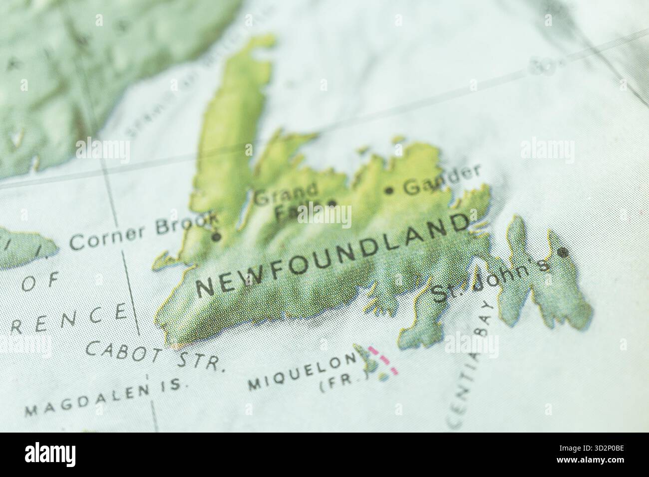 Nahaufnahme einer alten Karte mit Schwerpunkt Neufundland, mit geographischen Merkmalen wie Küsten und einigen topographischen Angaben, die kartografisch sind Stockfoto