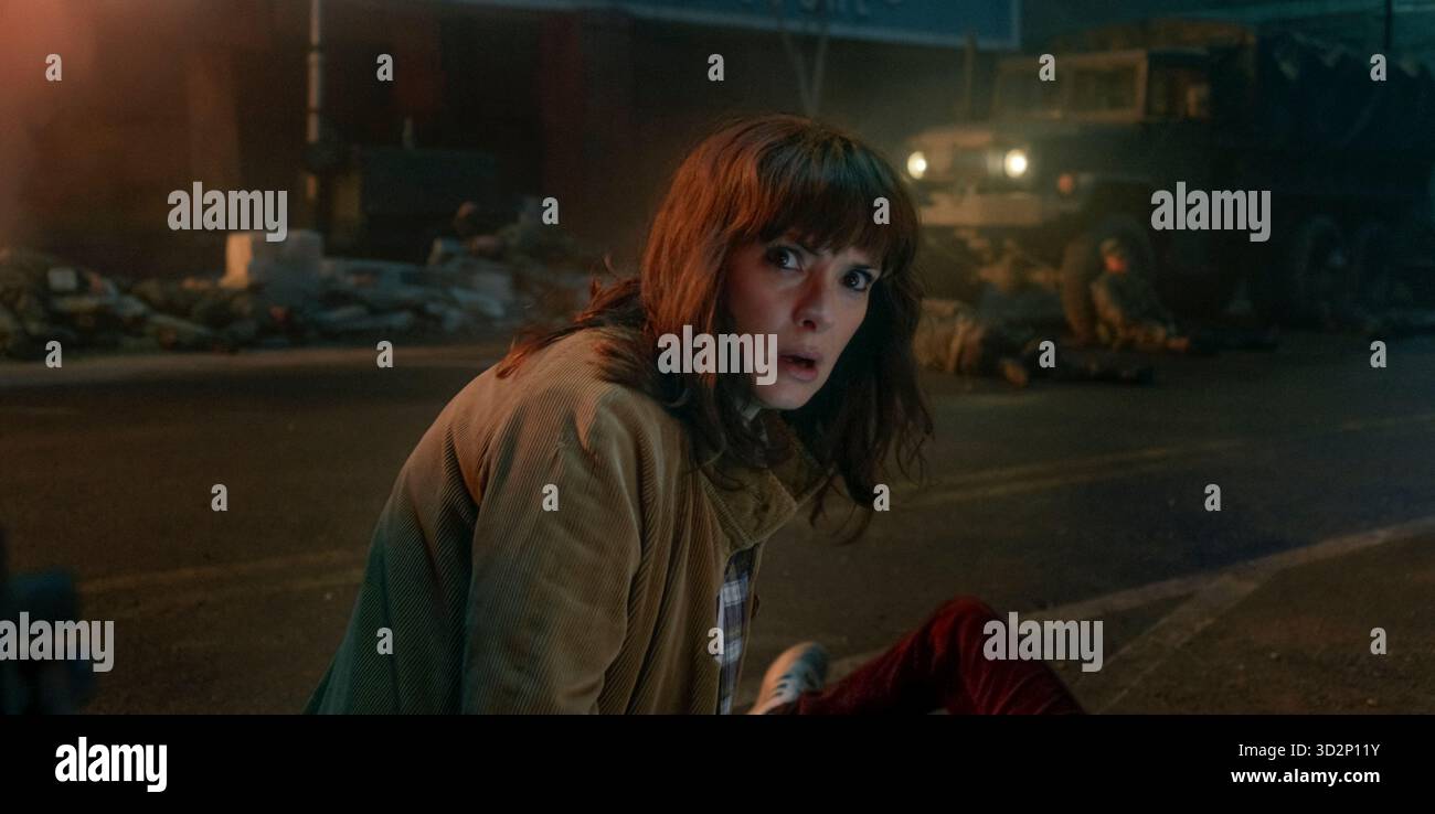 Stranger Things (2016–2025) TV-Serie von Matt Duffer und Ross Duffer mit Winona Ryder als Joyce Byers. In Hawkins, Indiana, ist eine Gruppe von Freunden übernatürlichen Schrecken ausgesetzt, als Risse nach oben ihre Stadt bedrohen und in einem Endkampf gegen Vecna gipfeln. Werbung noch ab 2025 Staffel 5 NUR FÜR REDAKTIONELLE ZWECKE. Kredit: BFA/Netflix Stockfoto