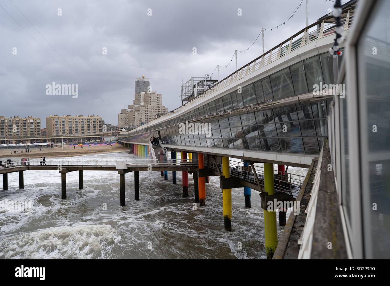 Bunte Stützpfeiler unter dem Scheveninger Pier, den Haag Stockfoto