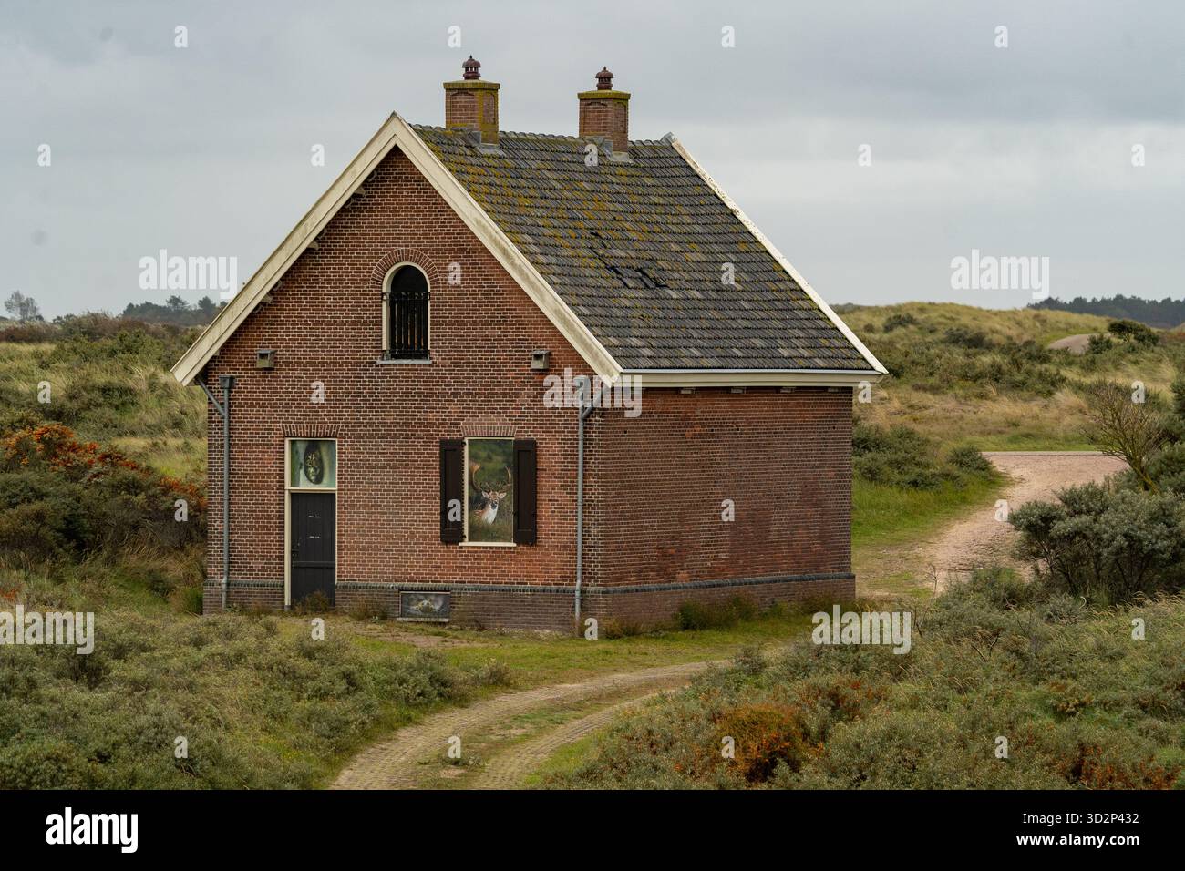 Backsteinhaus in Amsterdamse Waterleidingduinen neben Kanal und Dünen Stockfoto