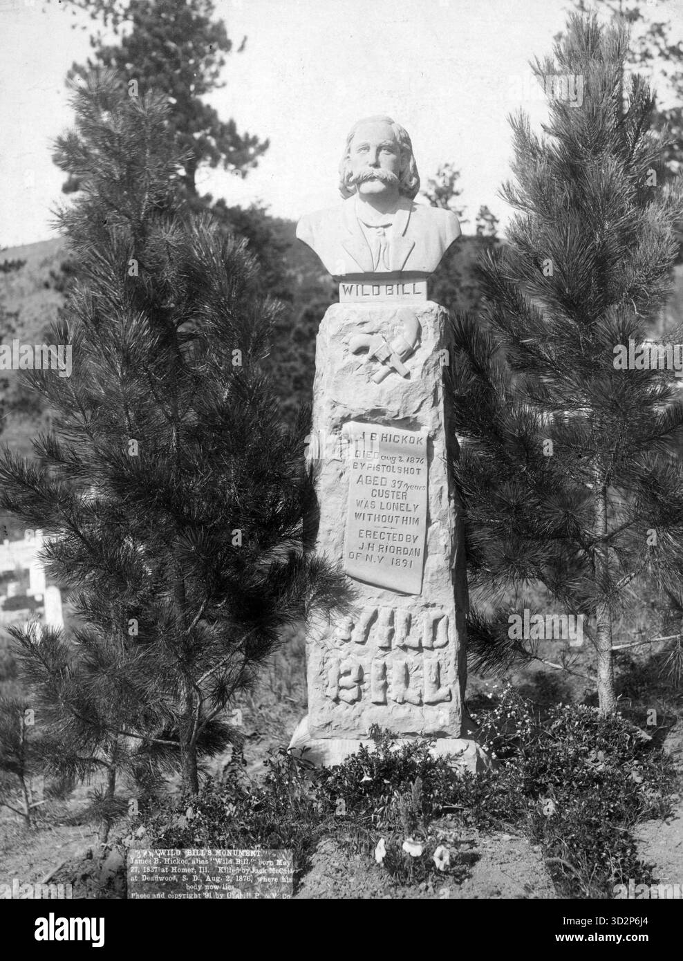 Grabstein auf Wild Bill Hickoks Grab, „Wild Bill's Monument“. James B. Hickoc [d. h. Hickok], alias „Wild Bill“, geboren am 27. Mai 1837 in Homer, Illinois. Getötet von Jack McCall in Deadwood, S.D., 2. August 1876, wo seine Leiche jetzt liegt Stockfoto