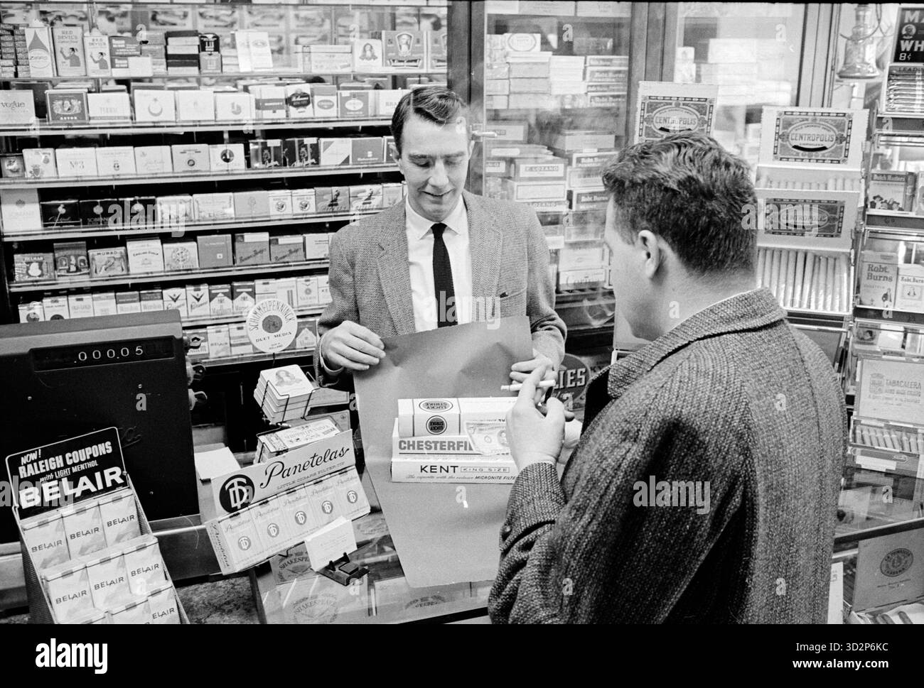 Kunde, der Zigaretten kauft, 1960er Amerika Stockfoto