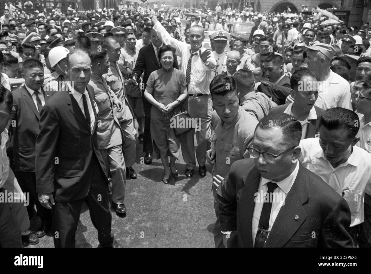 Vizepräsident Lyndon B. Johnson, Begrüßung der Menschenmassen als Secret Service Agent steht bereit, in Taipeh, 1961 Stockfoto