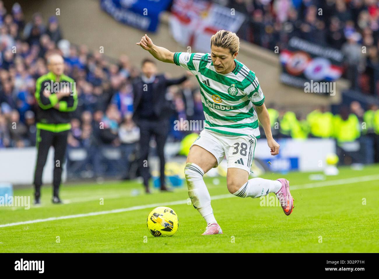 Glasgow, Großbritannien. November 2025. Celtic spielte im Halbfinale des Premier Sports Cup im Hampden Park in Glasgow, Schottland. Das Endresultat nach der Verlängerung war Celtic 3:1 Rangers. Celtic spielt nun im Finale gegen St. Mirren FC. Daizen Maeda (C38) läuft mit dem Ball. Quelle: Findlay/Alamy Live News Stockfoto