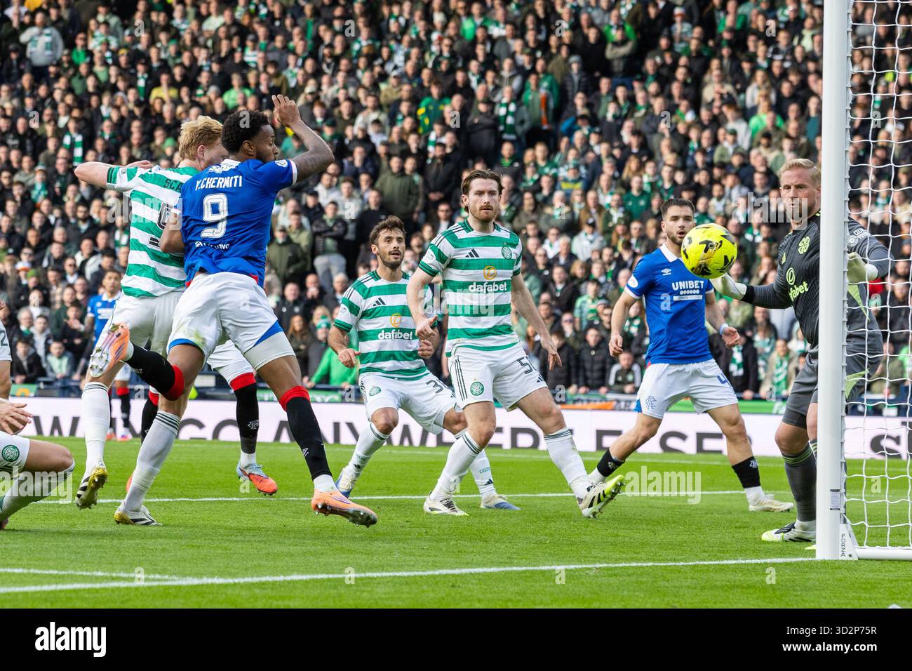 Glasgow, Großbritannien. November 2025. Celtic spielte im Halbfinale des Premier Sports Cup im Hampden Park in Glasgow, Schottland. Das Endresultat nach der Verlängerung war Celtic 3:1 Rangers. Celtic spielt nun im Finale gegen St. Mirren FC. Bild von Youssef Chermiti (R9) versucht zu schießen, aber der Ball geht über die Netze. Quelle: Findlay/Alamy Live News Stockfoto