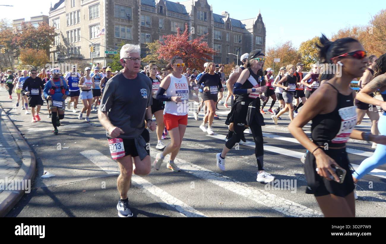 350 67th St, Brooklyn, NY 11220 USA. November 2025. Mehr als 55.000 hartgesottene Läufer trotzten einem kalten und klaren späten Herbstmorgen, um den New Yorker All-Borough TCS Marathon 2025 zu bewältigen. Die zertifizierte Masse von Athleten trotzte einem gnadenlosen Kurs, der sich 26,2 km von der Verrazano Bridge an der Mündung des Atlantischen Ozeans bis zum verblassten Herbstlaub im Central Park von Manhattan erstreckte. Quelle: ©Julia Mineeva/EGBN News/Alamy Live News Stockfoto