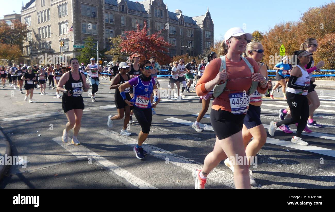 350 67th St, Brooklyn, NY 11220 USA. November 2025. Mehr als 55.000 hartgesottene Läufer trotzten einem kalten und klaren späten Herbstmorgen, um den New Yorker All-Borough TCS Marathon 2025 zu bewältigen. Die zertifizierte Masse von Athleten trotzte einem gnadenlosen Kurs, der sich 26,2 km von der Verrazano Bridge an der Mündung des Atlantischen Ozeans bis zum verblassten Herbstlaub im Central Park von Manhattan erstreckte. Quelle: ©Julia Mineeva/EGBN News/Alamy Live News Stockfoto