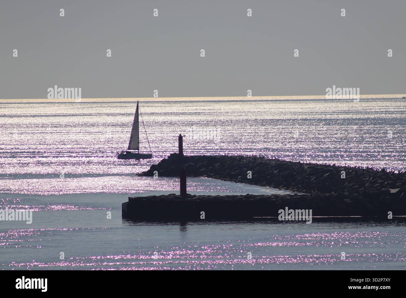 Im Kopenhagener Hafen fährt eine Jacht am Bau von Lynetteholm vorbei, einer großen wiedergewonnenen künstlichen Insel zum Schutz vor steigenden Meeresspiegeln. Stockfoto