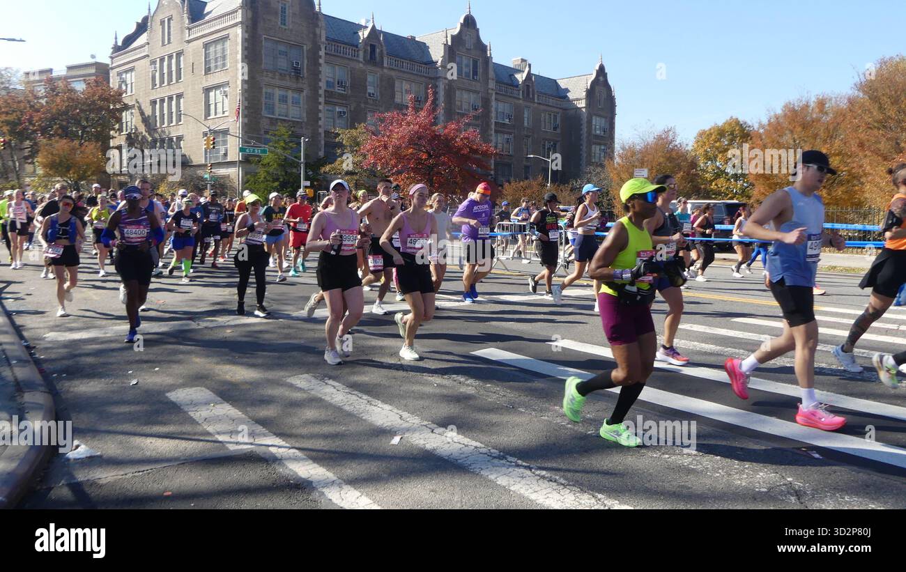 350 67th St, Brooklyn, NY 11220 USA. November 2025. Mehr als 55.000 hartgesottene Läufer trotzten einem kalten und klaren späten Herbstmorgen, um den New Yorker All-Borough TCS Marathon 2025 zu bewältigen. Die zertifizierte Masse von Athleten trotzte einem gnadenlosen Kurs, der sich 26,2 km von der Verrazano Bridge an der Mündung des Atlantischen Ozeans bis zum verblassten Herbstlaub im Central Park von Manhattan erstreckte. Quelle: ©Julia Mineeva/EGBN News/Alamy Live News Stockfoto