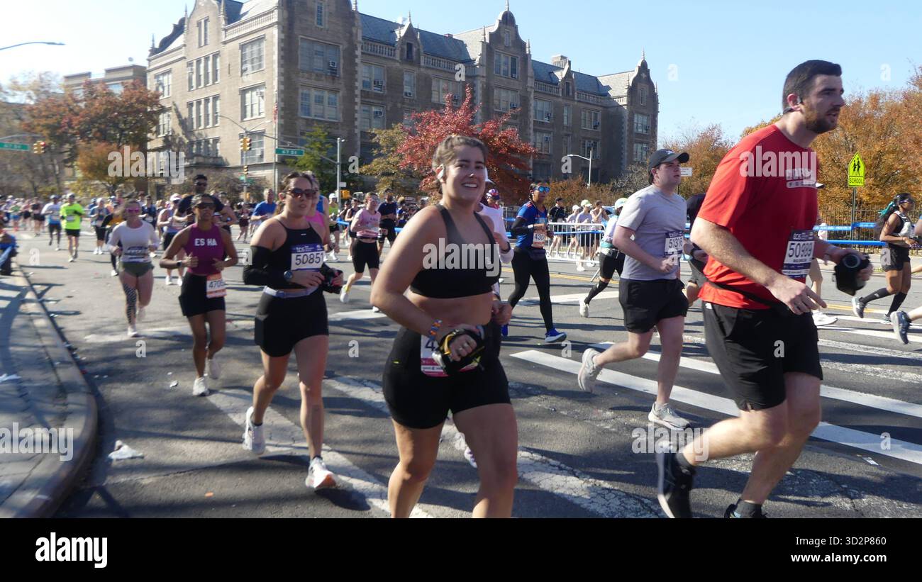 350 67th St, Brooklyn, NY 11220 USA. November 2025. Mehr als 55.000 hartgesottene Läufer trotzten einem kalten und klaren späten Herbstmorgen, um den New Yorker All-Borough TCS Marathon 2025 zu bewältigen. Die zertifizierte Masse von Athleten trotzte einem gnadenlosen Kurs, der sich 26,2 km von der Verrazano Bridge an der Mündung des Atlantischen Ozeans bis zum verblassten Herbstlaub im Central Park von Manhattan erstreckte. Quelle: ©Julia Mineeva/EGBN News/Alamy Live News Stockfoto