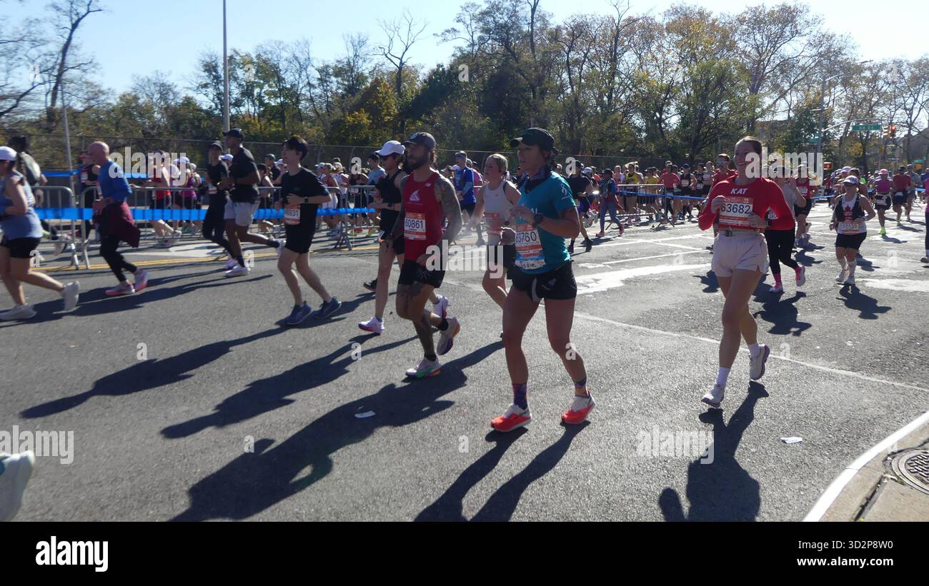 350 67th St, Brooklyn, NY 11220 USA. November 2025. Mehr als 55.000 hartgesottene Läufer trotzten einem kalten und klaren späten Herbstmorgen, um den New Yorker All-Borough TCS Marathon 2025 zu bewältigen. Die zertifizierte Masse von Athleten trotzte einem gnadenlosen Kurs, der sich 26,2 km von der Verrazano Bridge an der Mündung des Atlantischen Ozeans bis zum verblassten Herbstlaub im Central Park von Manhattan erstreckte. Quelle: ©Julia Mineeva/EGBN News/Alamy Live News Stockfoto