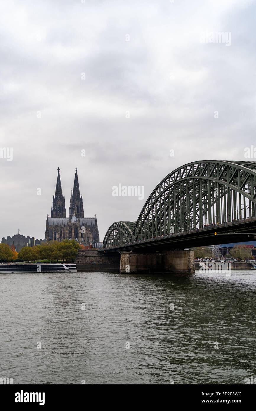 Hohenzollernbrücke und Kölner Dom über den Rhein Stockfoto