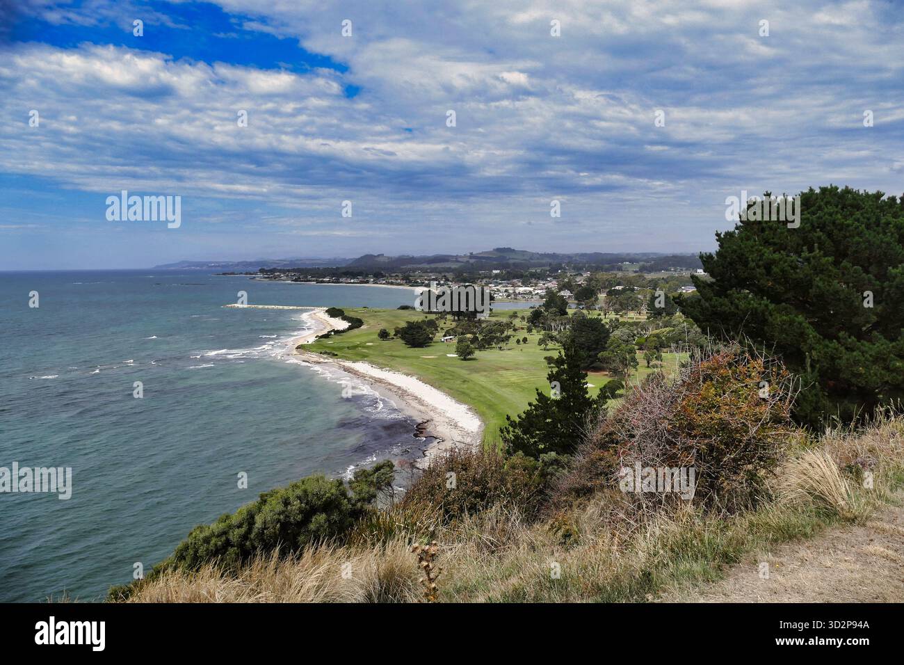 Blick auf das Meer der Bass Strait, einen Golfplatz, die Stadt Wynyard und den Inglis River, vom Fossil View Lookout, Northern Tasmania Stockfoto