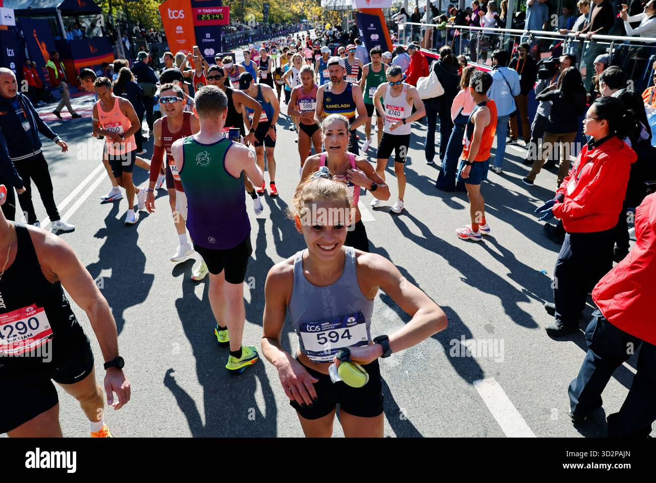 New York, Usa. November 2025. Die Läufer überprüfen ihre Zeit nach dem Überqueren der Ziellinie beim NYRR TCS New York City Marathon 2025 in New York City am Sonntag, den 2. November 2025. Über 50.000 Läufer aus New York City und der ganzen Welt fahren durch die fünf Stadtteile auf einer Strecke, die sich von der Verrazano Bridge windet, bevor sie die Ziellinie von Tavern on the Green im Central Park überqueren. Foto: Peter Foley/UPI Credit: UPI/Alamy Live News Stockfoto