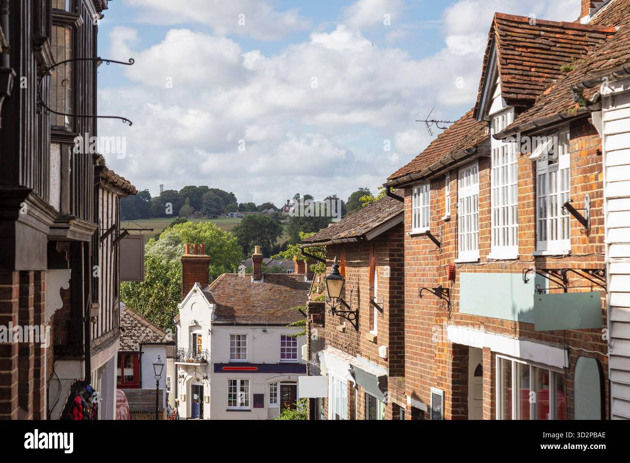 Blick auf die hügelige Landschaft von einer kleinen Straße im malerischen Dorf Rye, England. Stockfoto