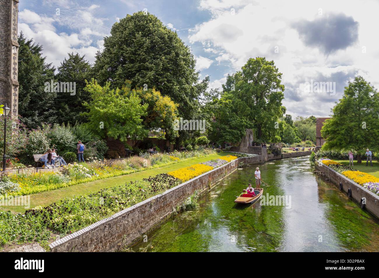 Die Menschen genießen den wunderschönen blühenden westgate Garten Canterbury, England. Stockfoto