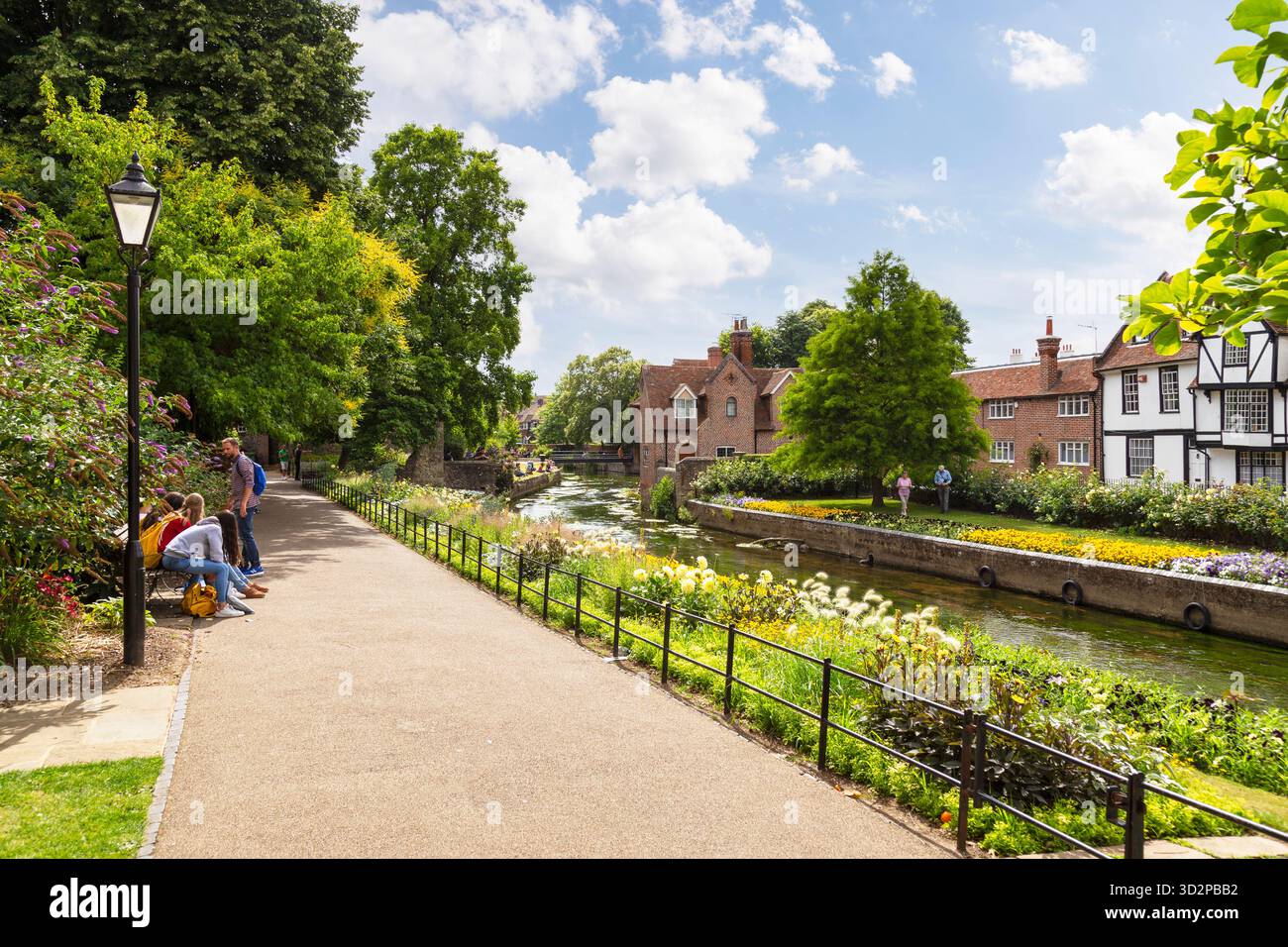 Leute, die im wunderschönen blühenden westgate Garten in canterbury, England, sitzen und laufen. Stockfoto