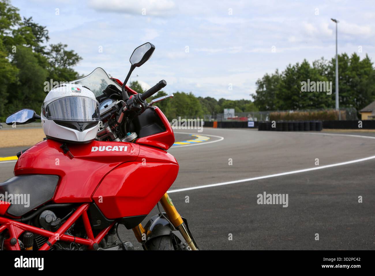 Vorderansicht einer Ducati Multistrada im Stadtgebiet von ​​the Circuit de la Sarthe in der Stadt Le Mans an einem warmen Tag in Nordfrankreich Stockfoto