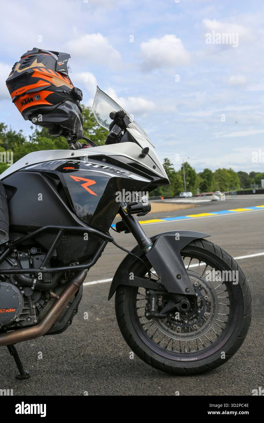 Vorderansicht einer Ducati Multistrada im Stadtgebiet von ​​the Circuit de la Sarthe in der Stadt Le Mans an einem warmen Tag in Nordfrankreich Stockfoto