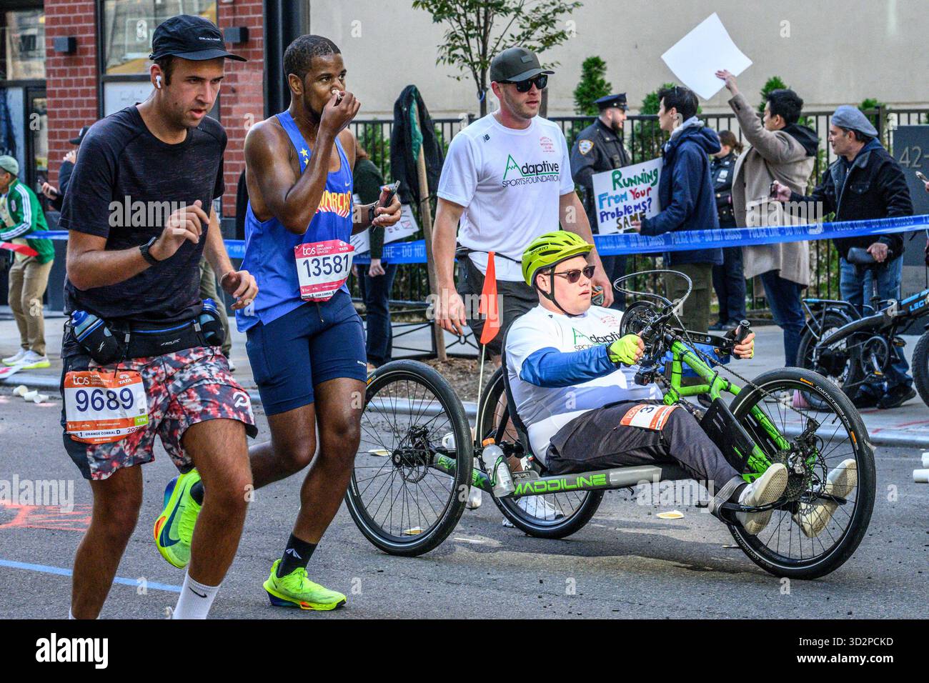New York, USA. November 2025. Teilnehmer aus verschiedenen Kategorien laufen gemeinsam beim New York City TCS Marathon 2025. Quelle: Enrique Shore/Alamy Live News Stockfoto