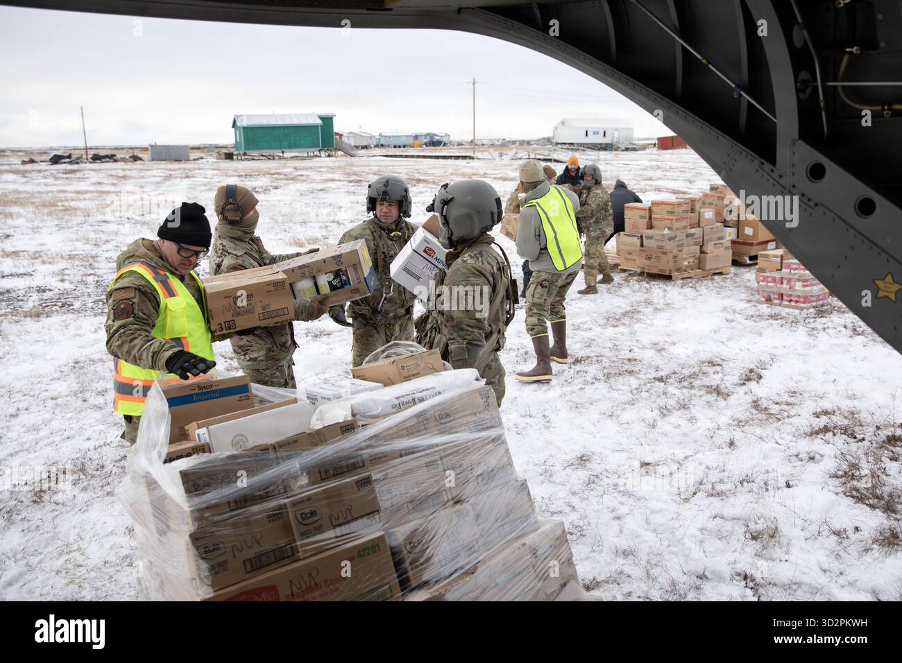 Nunapitchuk, Vereinigte Staaten von Amerika. 28. Oktober 2025. Soldaten und Freiwillige der Nationalgarde der Alaska Army entladen Hilfsgüter von einem CH-47 Chinook Hubschrauber während der Notfallreaktion für die Opfer des Taifuns Halong, 28. Oktober 2025 in Nunapitchuk, Alaska. Der Sturm verdrängte mindestens 1500 Ureinwohner und ließ Dörfer in Trümmern zurück. Quelle: PFC. Azavyon McFarland/Alaska National Guard Photo/Alamy Live News Stockfoto
