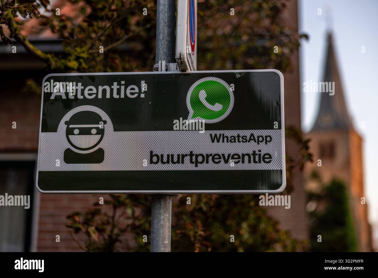Domburg Badeort an der Nordseeküste Zeelands Hinweisschild in Domburg auf eine lokale WhatsApp-Gruppe zur Nachbarschaftsüberwachung buurtpreventie. Domburg ist einer der ältesten und bekanntesten Badeorte der niederländischen Provinz Zeeland. Der Ort liegt direkt an der Nordsee und verbindet breite Sandstrände mit einer lebendigen Innenstadt und typischer Seebad-Atmosphäre. Domburg Zeeland Niederlande *** Domburg Seebad an der Nordseeküste von Zeeland Melden Sie sich in Domburg für eine lokale WhatsApp-Gruppe für Nachbarschaftsbeobachtung buurtpreventie Domburg ist eine der ältesten und berühmtesten Küsten Stockfoto