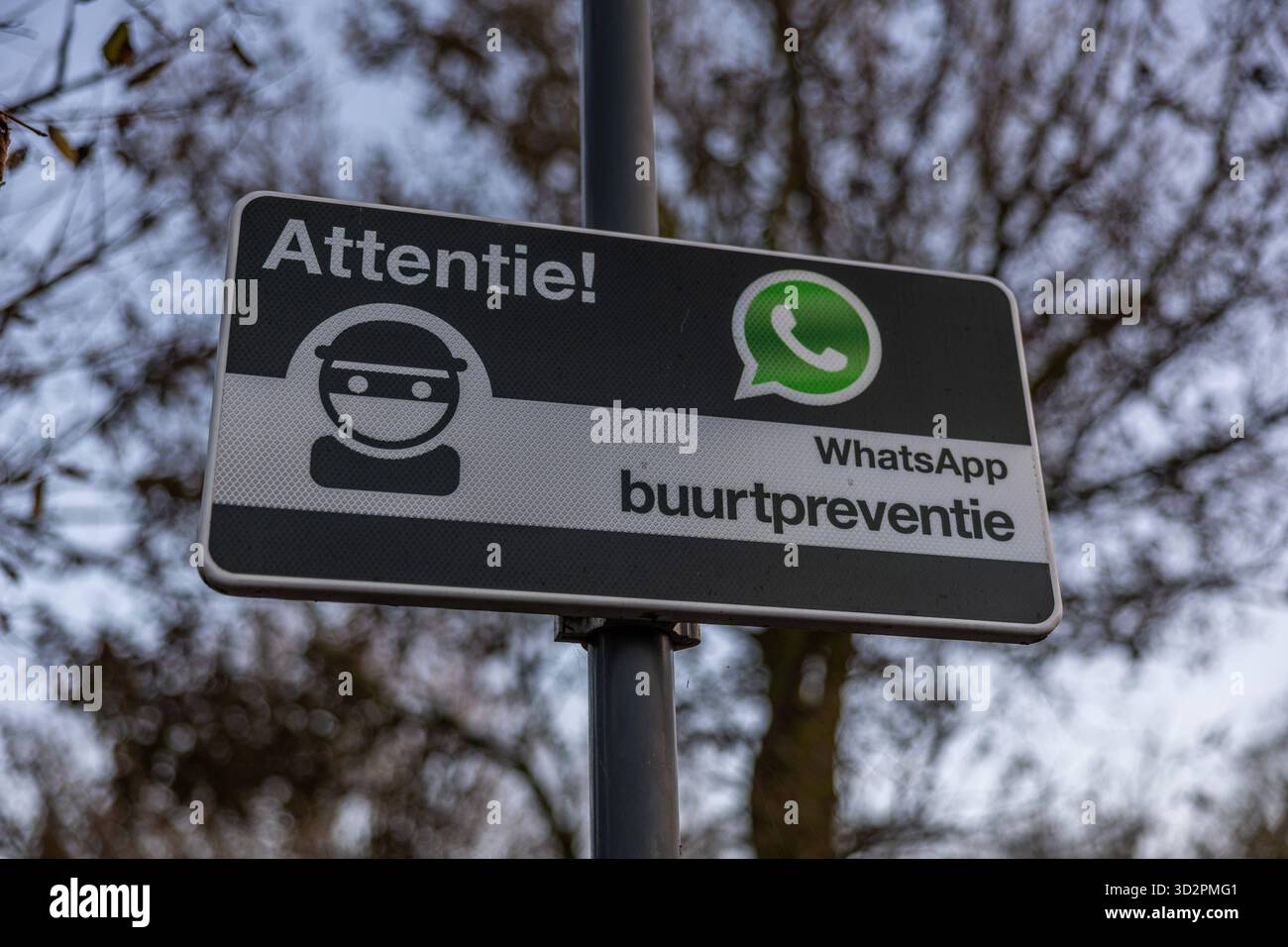 Domburg Badeort an der Nordseeküste Zeelands Hinweisschild in Domburg auf eine lokale WhatsApp-Gruppe zur Nachbarschaftsüberwachung buurtpreventie. Domburg ist einer der ältesten und bekanntesten Badeorte der niederländischen Provinz Zeeland. Der Ort liegt direkt an der Nordsee und verbindet breite Sandstrände mit einer lebendigen Innenstadt und typischer Seebad-Atmosphäre. Domburg Zeeland Niederlande *** Domburg Seebad an der Nordseeküste von Zeeland Melden Sie sich in Domburg für eine lokale WhatsApp-Gruppe für Nachbarschaftsbeobachtung buurtpreventie Domburg ist eine der ältesten und berühmtesten Küsten Stockfoto