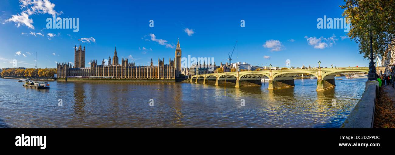 Die Houses of Parliament und Westminster Bridge über die Themse von South Bank, London SW1, England an einem sonnigen Tag mit blauem Himmel Stockfoto