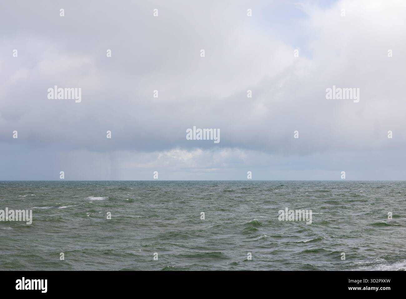 Nordseewellen unter bewölktem Himmel – dramatische Moody Seascape. Stockfoto