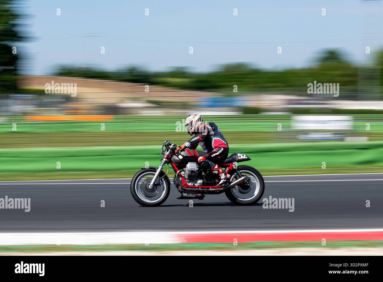 Motorrad-Vintage Moto Guzzi in Aktion während des Rennens mit verschwommenem Hintergrund, Motorsport-Fotografie Stockfoto