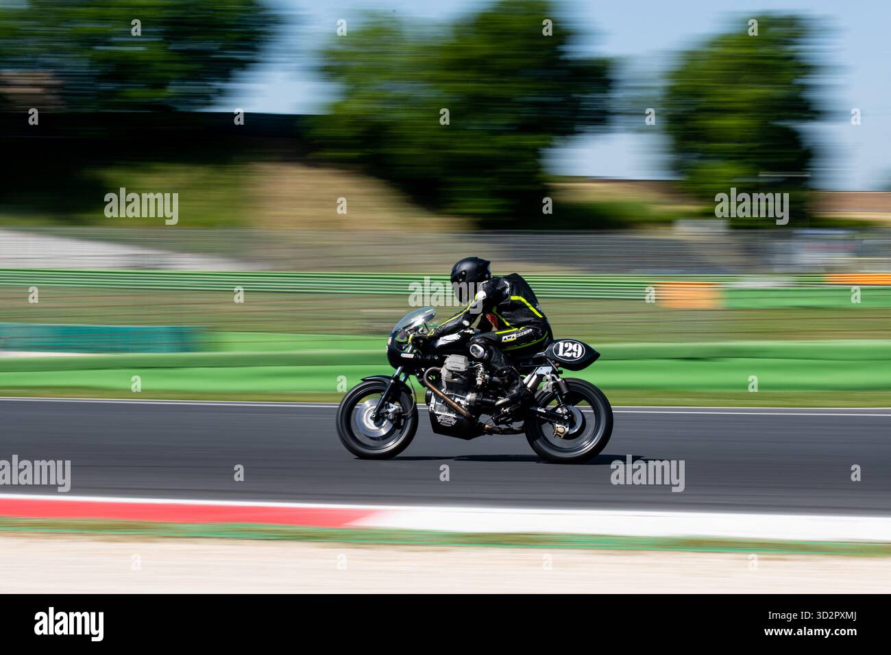 Motorrad-Vintage Moto Guzzi in Aktion während des Rennens mit verschwommenem Hintergrund, Motorsport-Fotografie Stockfoto