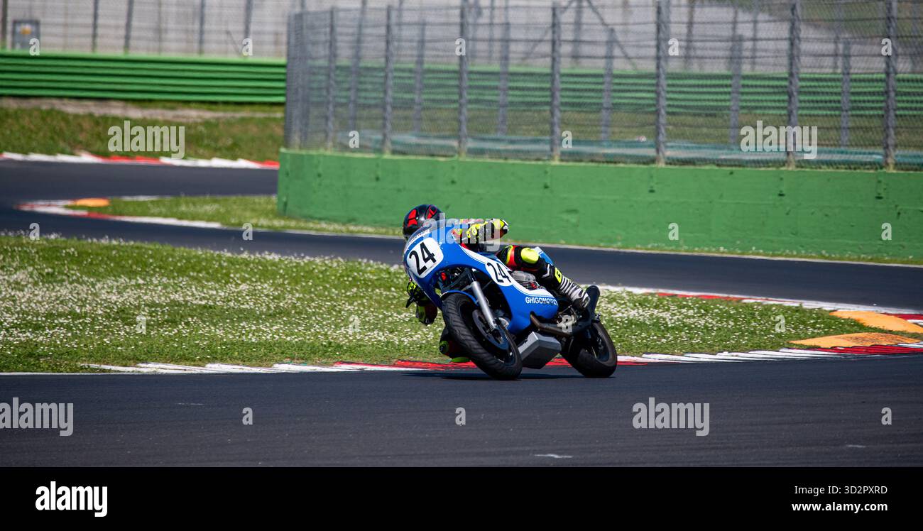 Motorrad Moto Guzzi in Aktion während des Rennens, Motorsport-Fotografie Stockfoto