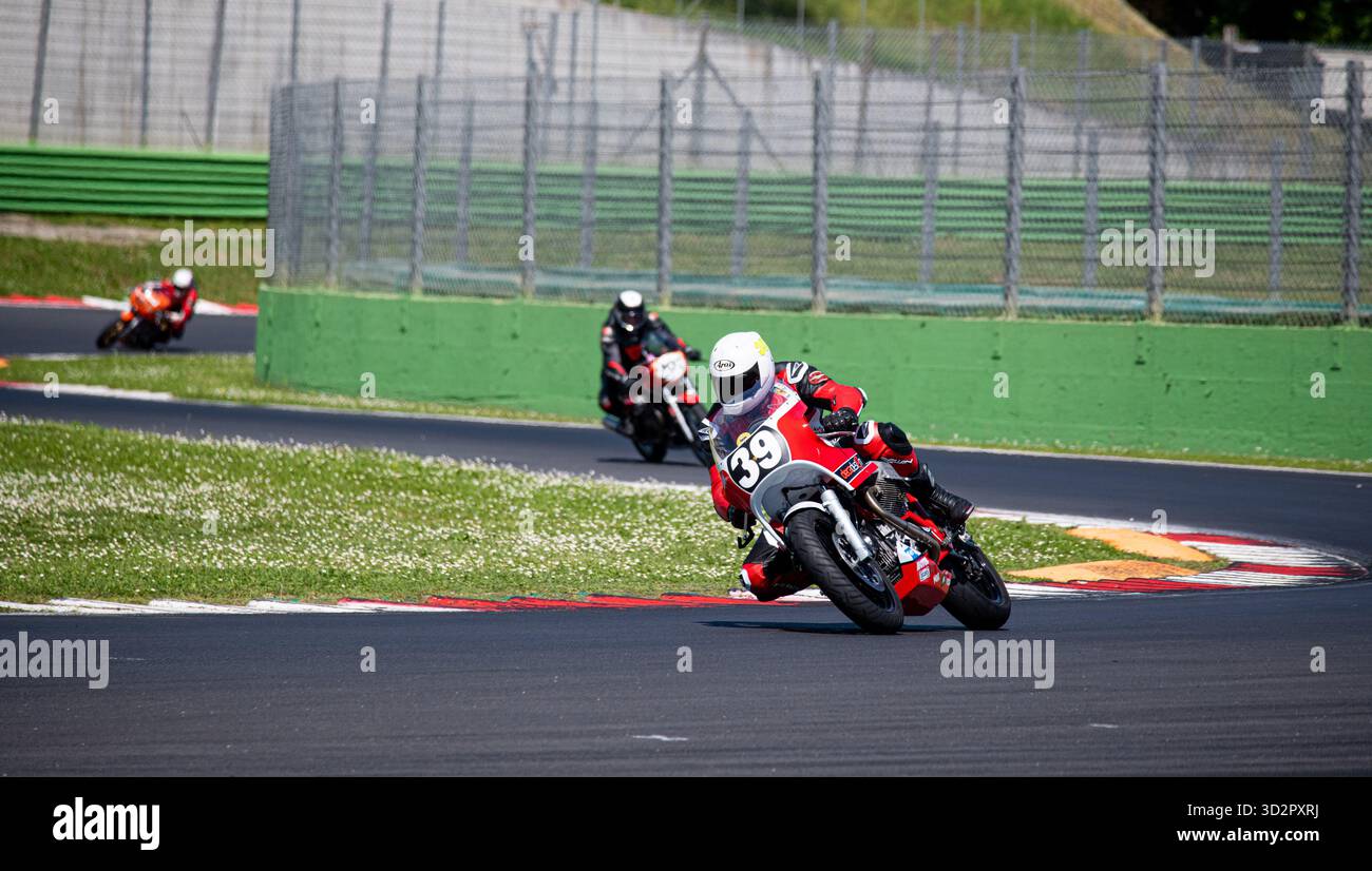 Motorrad Moto Guzzi in Aktion während des Rennens, Motorsport-Fotografie Stockfoto