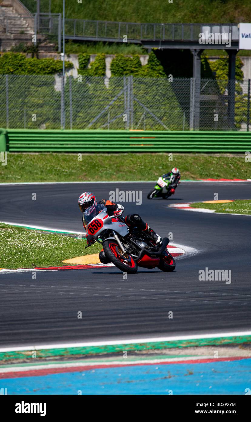 Motorrad Ducati 500 in Aktion während des Rennens, Motorsport-Fotografie Stockfoto