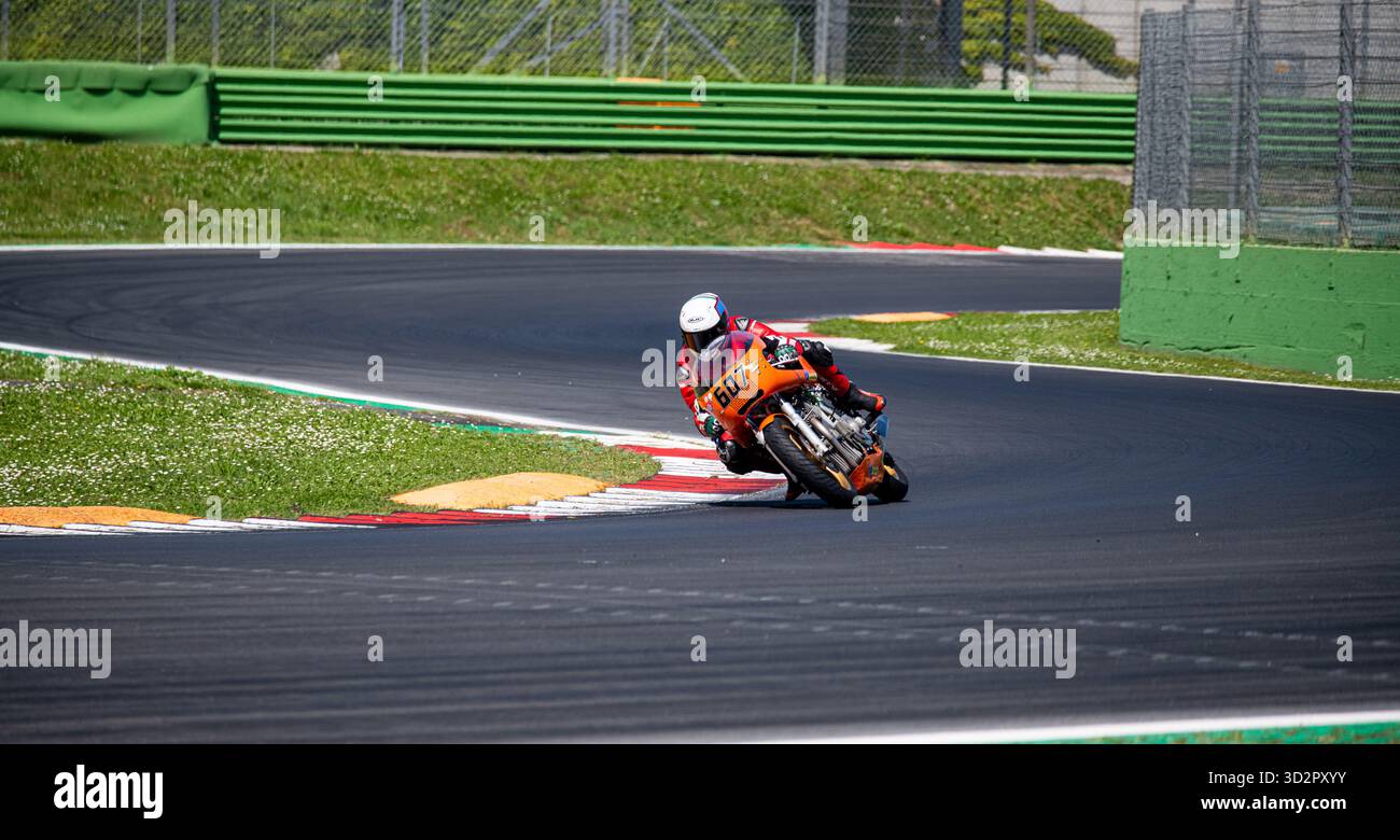 Motorrad LAVERDA 750 in Aktion während des Rennens, Motorsport-Fotografie Stockfoto
