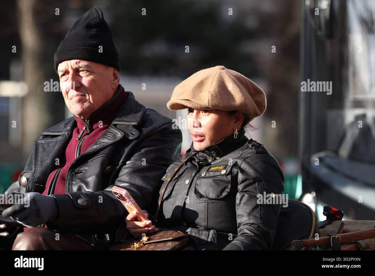 Brighton, Großbritannien. November 2025. Oldtimer überqueren die Ziellinie in Brighton während des London to Brighton Veteran Car Run 2025. Die jährliche Veranstaltung zeigt Fahrzeuge vor 1905, die ihre historische Reise vom Hyde Park zum Madeira Drive ablegen und über ein Jahrhundert klassischer Motorfahrtradition an der Küste von Sussex zelebrieren. Quelle: Sussex News/Alamy Live News Stockfoto