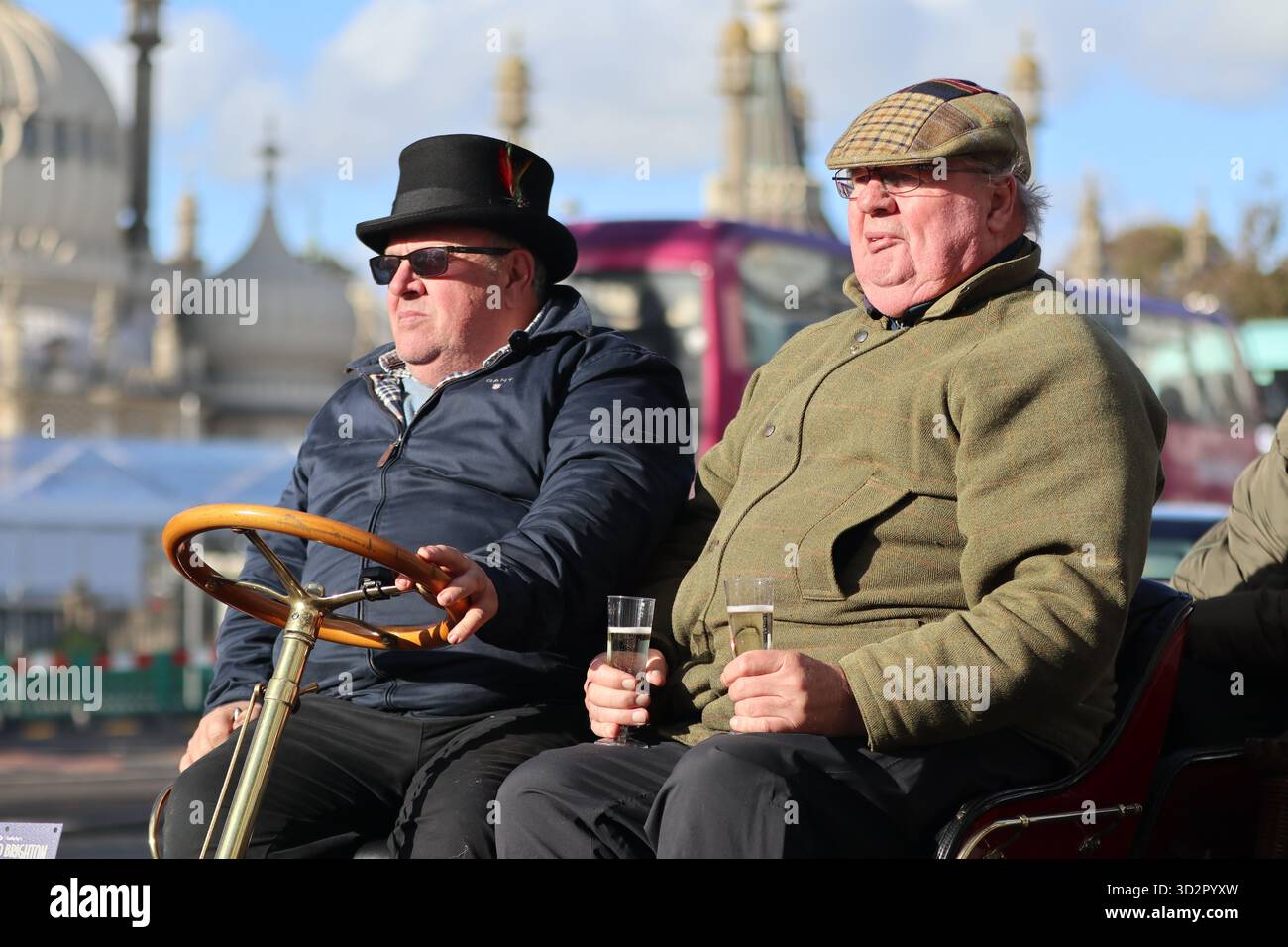 Brighton, Großbritannien. November 2025. Oldtimer überqueren die Ziellinie in Brighton während des London to Brighton Veteran Car Run 2025. Die jährliche Veranstaltung zeigt Fahrzeuge vor 1905, die ihre historische Reise vom Hyde Park zum Madeira Drive ablegen und über ein Jahrhundert klassischer Motorfahrtradition an der Küste von Sussex zelebrieren. Quelle: Sussex News/Alamy Live News Stockfoto