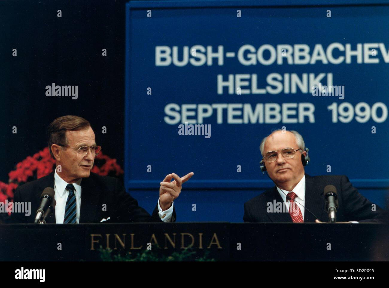 HELSINKI, FINNLAND - 09. Spetember 1990 - der US-Präsident George H. W. Bush und der sowjetische Generalsekretär Michail Gorbatschow halten eine Pressekonferenz auf dem Helsinki-Gipfel ab. Dieser Gipfel war wichtig in der Geschichte der Beziehungen zwischen den USA und der Sowjetunion, da Gorbatschow seine Politik der Zusammenarbeit mit dem Westen bei einer Vielzahl von Außenpolitik fortsetzte. Am Ende des Gipfels stellte diese Pressekonferenz die Fortschritte dar, die während des Gipfels erzielt wurden, insbesondere in Fragen wie dem Golfkrieg und den Folgen des Kalten Krieges - Foto: Geopix/Weiße Haus/Susan Biddle Stockfoto