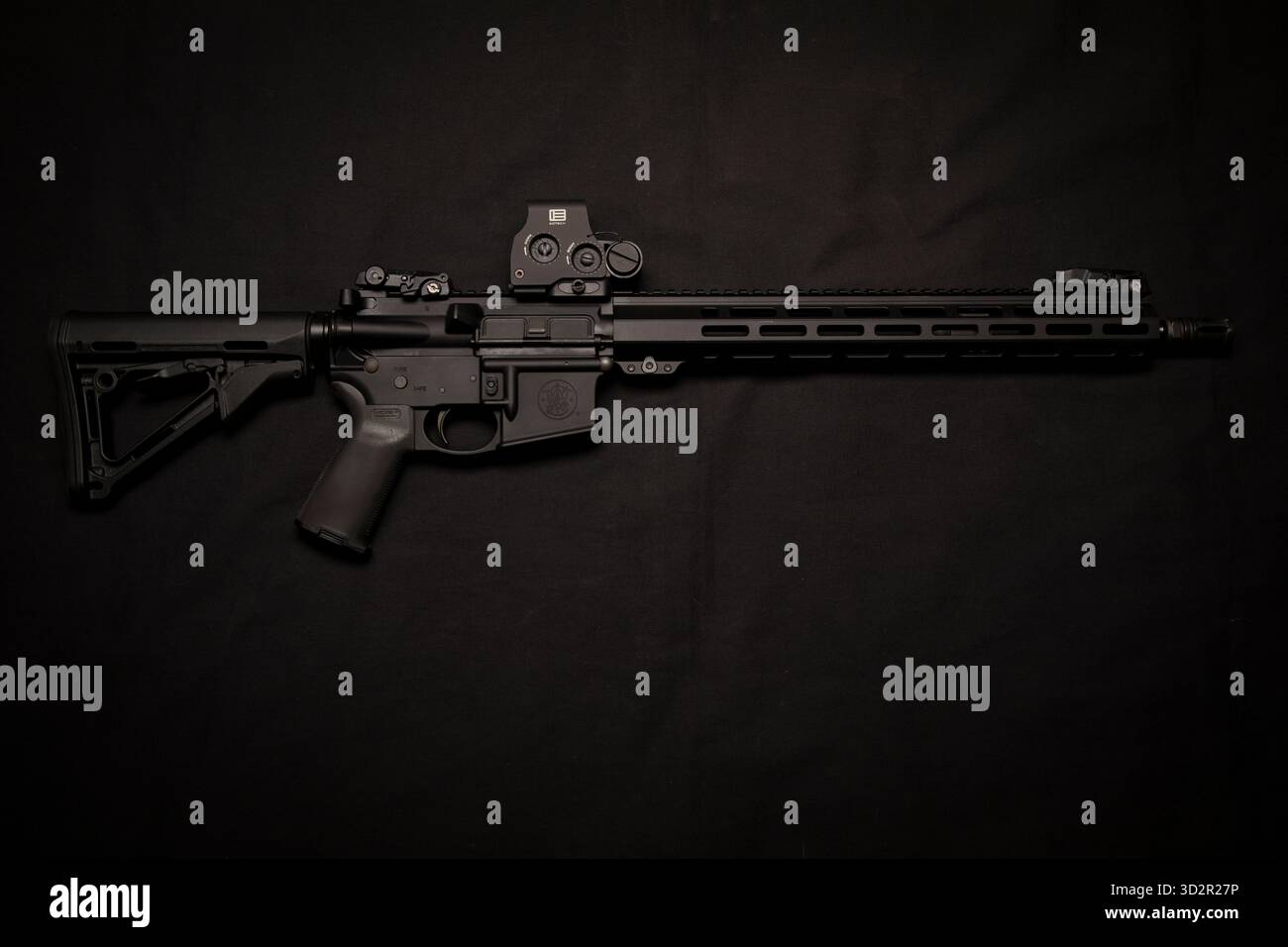 Smith und Wesson M&P 15 Sport III AR Style Gewehr mit Eotech Visier Stockfoto