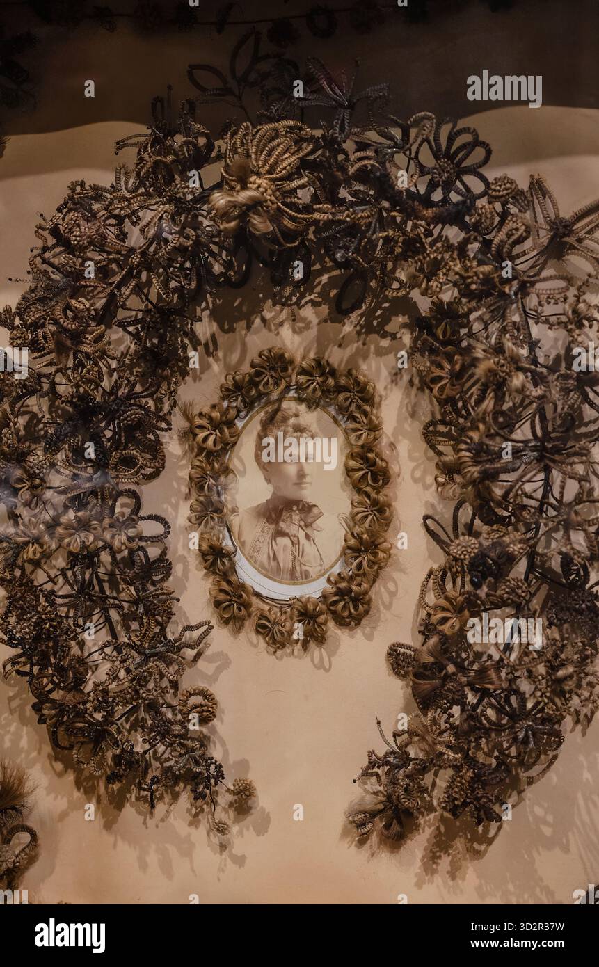 Mobile, Alabama, USA - 31. Oktober 2025: Ein Trauerkranz aus menschlichem Haar umgibt ein Porträt des Verstorbenen. Stockfoto