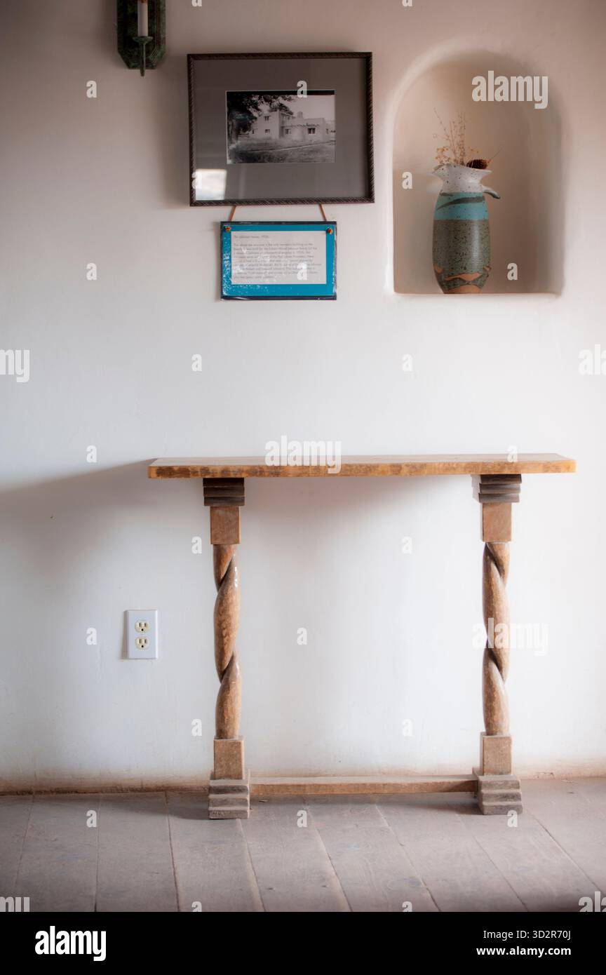 Das Innere eines Gästehauses auf der Ghost Ranch, einem 000 Hektar großen Erholungs- und Bildungszentrum in der Nähe des Dorfes Abiquiu in Rio Arriba County NM Stockfoto