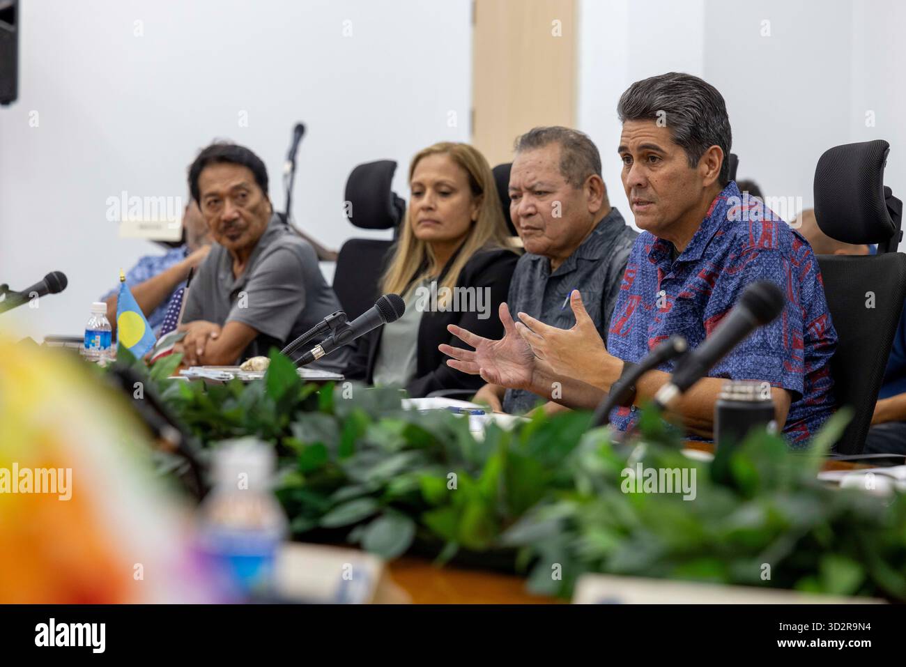 KOROR, Palau (29. September 2025) der Präsident der Republik Palau Surangel Whipps Jr. (rechts) spricht mit den Führern des US-Militärs und des Palau-Bundesstaates während des zweijährlichen, bilateralen Treffens des Joint Committee zwischen den USA und Palau im Regierungsgebäude der „One Stop Shop“ in Koror, 29. September. Die JCMs sind mit dem Pakt der freien Assoziation Titel III: Sicherheits- und Verteidigungsbeziehungen im Einklang und ermöglichen einen kontinuierlichen Dialog zwischen den Nationen, um die Sicherheit und Verteidigung in der Region zu verbessern. Dieses Treffen unterstreicht das gegenseitige Engagement für nationale Sicherheit, internationale Partnerschaft und Umweltverantwortung im Pazifik. ( Stockfoto